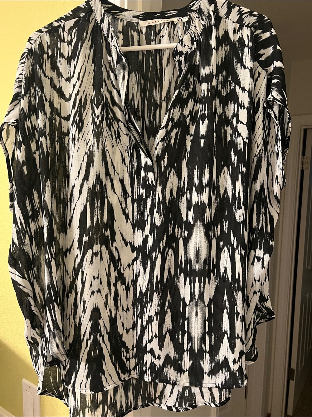 Violet & Claire Black and White Abstract Print Blouse